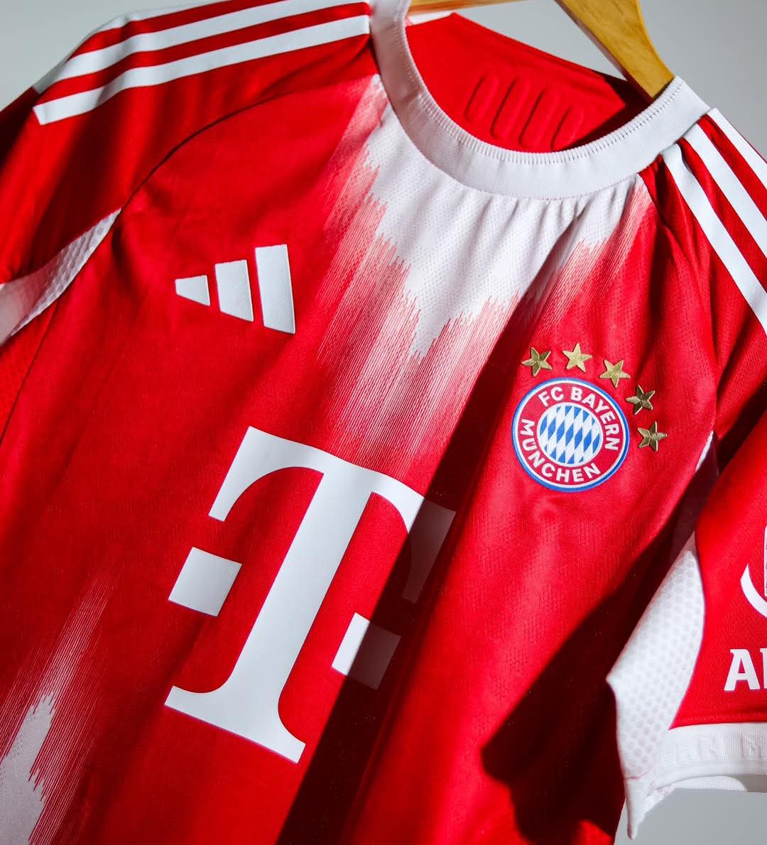 Bayern München 25/26 Home Kit Player Edition